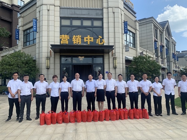 集團(tuán)工會一行到徽鹽地產(chǎn)六安項(xiàng)目開展“送清涼”慰問活動