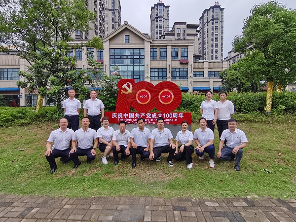 徽鹽地產(chǎn)集團(tuán)六安項(xiàng)目黨支部舉行重溫入黨誓詞暨新黨員宣誓活動(dòng)